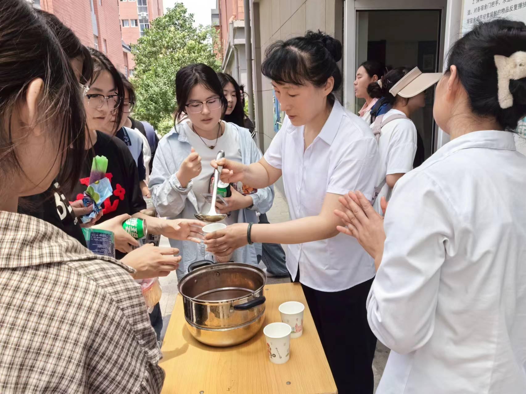 酷熱夏日展溫情，綠豆西瓜潤學子