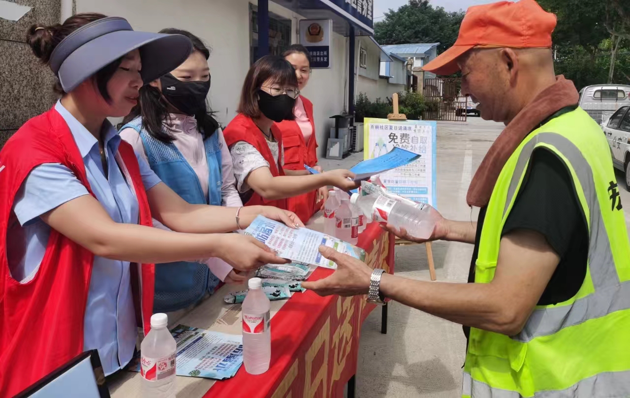 夏日送清涼，情暖人心間 —— 邦和物業卓耕廣場項目部與業主共筑和諧家園