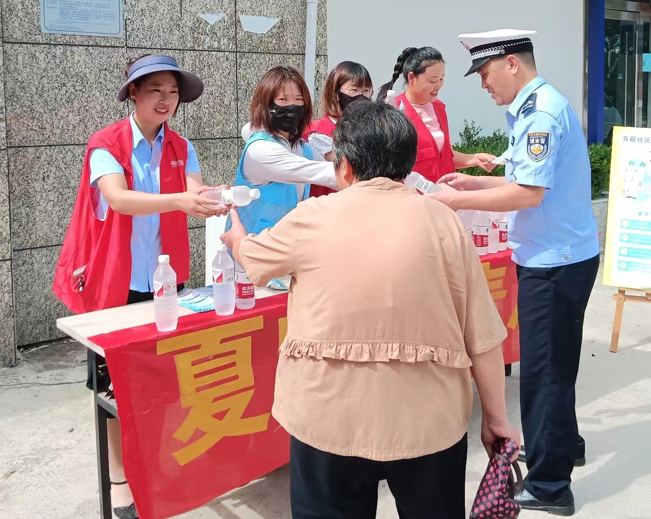 夏日送清涼，情暖人心間 —— 邦和物業卓耕廣場項目部與業主共筑和諧家園