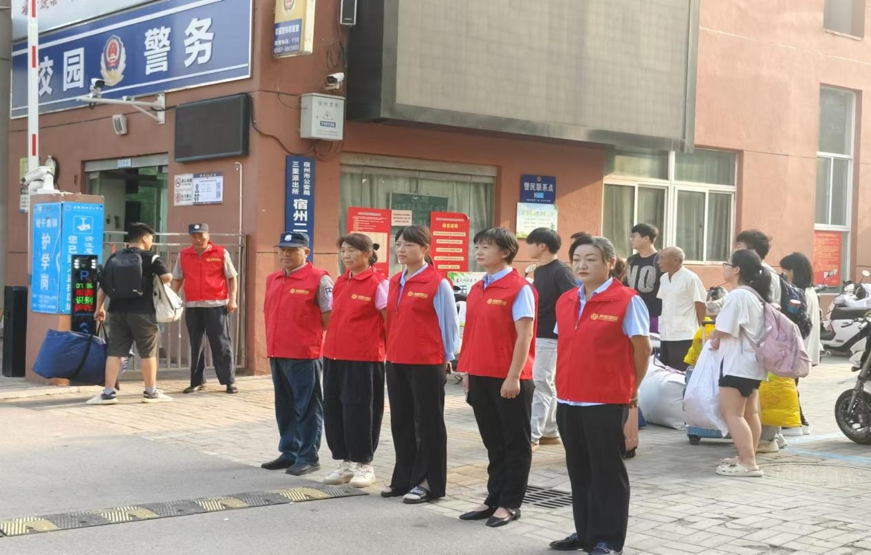 暖心迎新展風采，同行助力書華章 邦和物業黨支部開展“暖心迎新，行李同行”黨員志愿者活動 